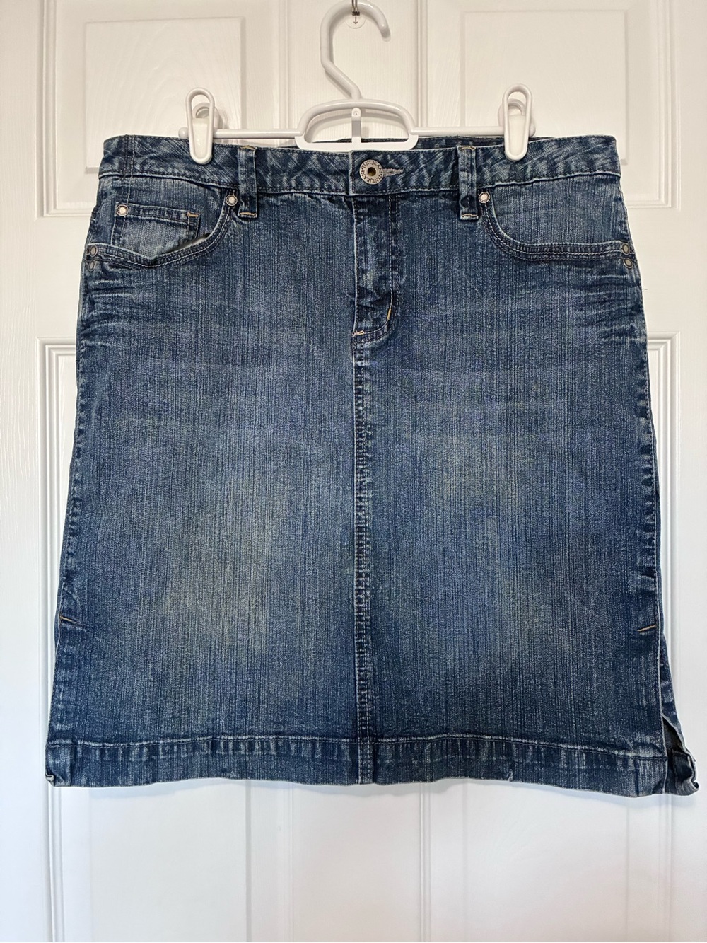 TINT Jeans Denim Jean Skirt Women’s Size 12 Blue Embroidered Pockets Straight